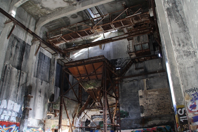 Blick in eine der rbige gebliebenen Hallen auf Alsen 12.02.2011