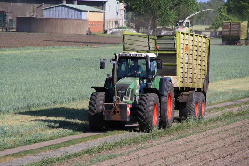 Fendt Vario Favorit 924 mit Kaweco Siloladewagen wird gleich mit Getreideschnitt fr die Biogasanlage beladen in Wittenbergen 11.05.2011