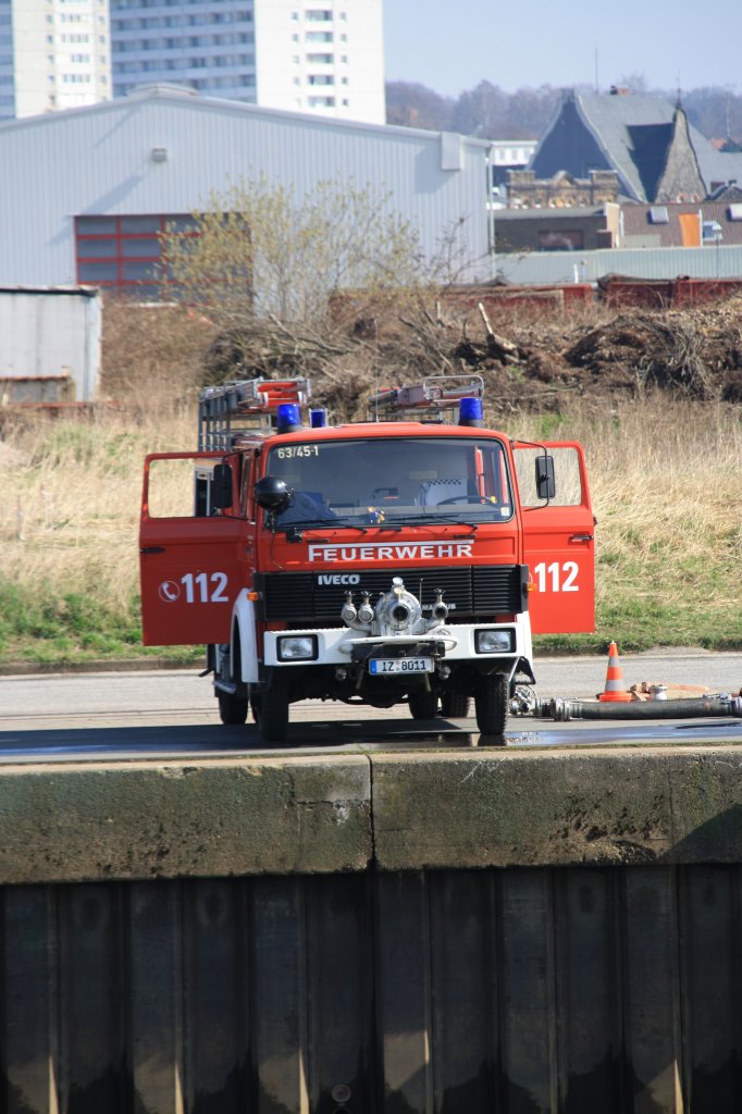 IVECO Feuerwehrfahrzeug am Itzehoer Hafen nahe der zum Teil abgebrannten Mhle Rusch 02.04.2011