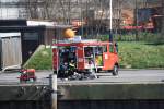 Itzehoe/131823/mercedes-feuerwehrwagen-am-itzehoer-hafen-neben Mercedes Feuerwehrwagen am Itzehoer Hafen neben der zum Teil abgebrannten Mhle Rusch 02.04.2011