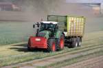 Fendt 936 Vario mit Kaweco Siloladewagen dst bers Feld um mit Getreideschnitt beladen zu werden in Wittenbergen 11.05.2011