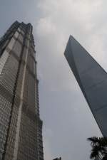 Shanghai/131086/links-der-jin-mao-tower-und Links der Jin Mao Tower und rechts das Shanghai World Financial Center alias 'der Flaschenffner' 18.10.2010