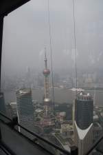 Shanghai/131087/der-fernsehturm-sieht-vom-jin-mao Der Fernsehturm sieht vom Jin Mao Tower nahezu niedlich aus 18.10.2010