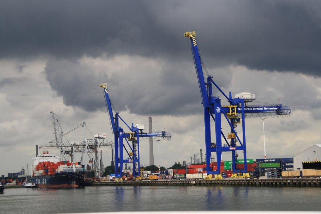 Container-Krane im Hafen von Rotterdam 27.07.2011