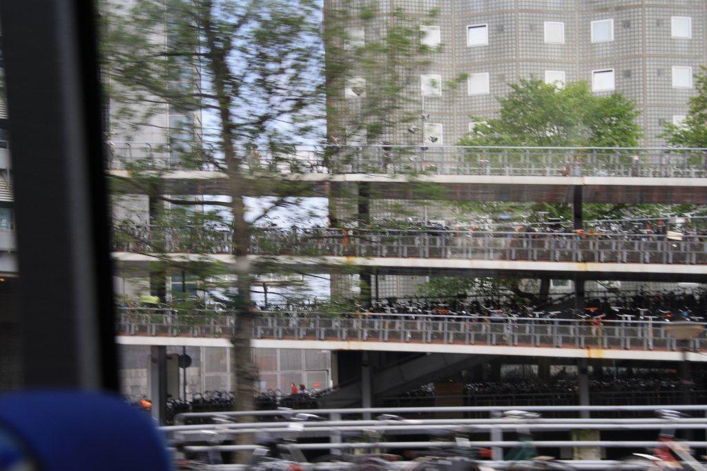 Fahrrad-Parkhaus in der Innenstadt von Amsterdam 28.07.2011