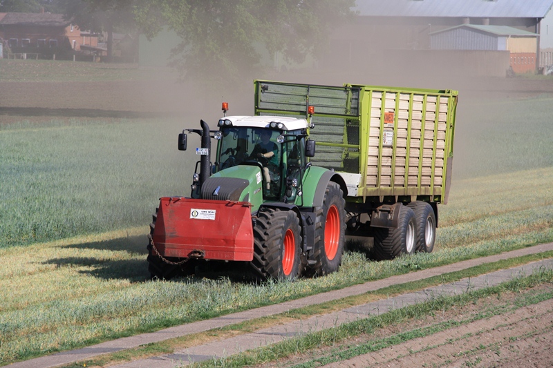 Fendt 936 Vario mit Kaweco Siloladewagen dst bers Feld um mit Getreideschnitt beladen zu werden in Wittenbergen 11.05.2011
