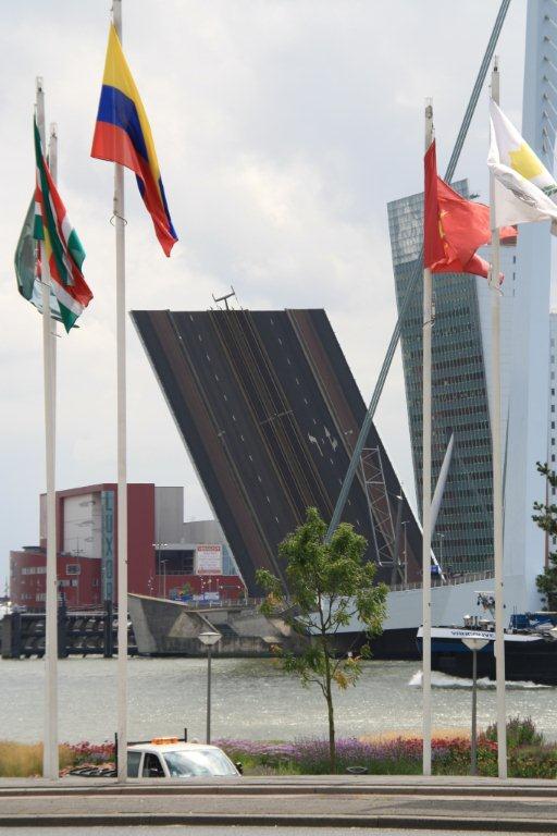 Hochgeklappte Erasmusbrcke im Hafen von Rotterdam 27.07.2011